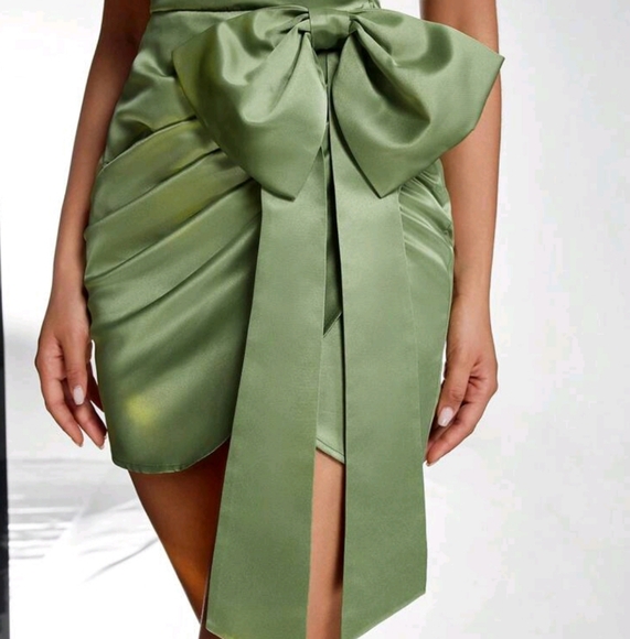 Elegant Green Asymmetrical Neck Ruffle-Bust Pleated Side Bow Split - Picture 2 of 4